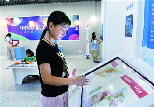小学生在枣庄的科普体验中心体验“隔空翻书”新华社发